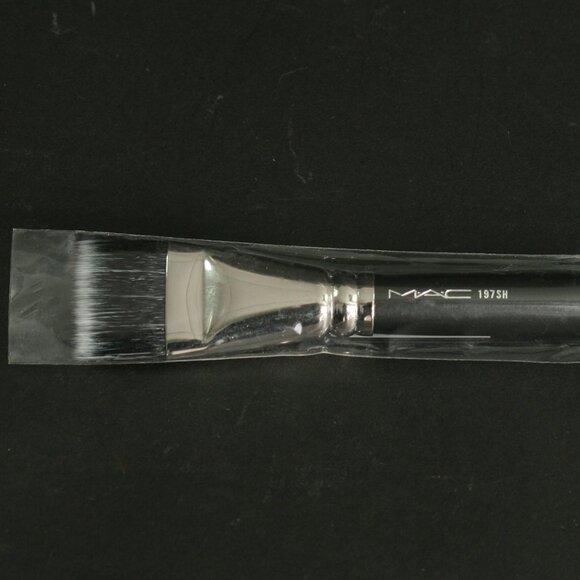 MAC 197SH Short Handled Duo Fiber Square brush - Picture 1 of 2